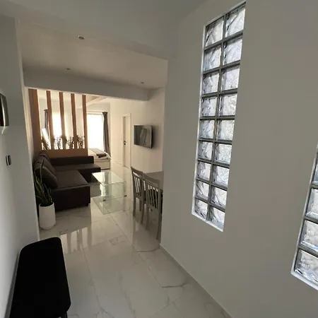 Modern 1-bedroom In The Center Saloniki